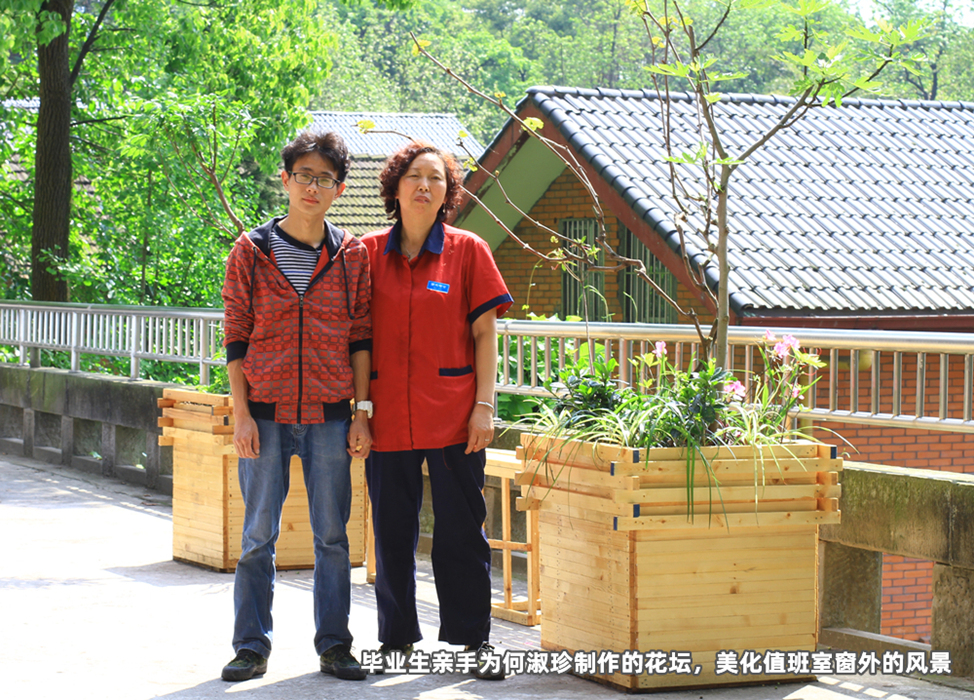 博士生制作木质花坛赠给何淑珍.jpg