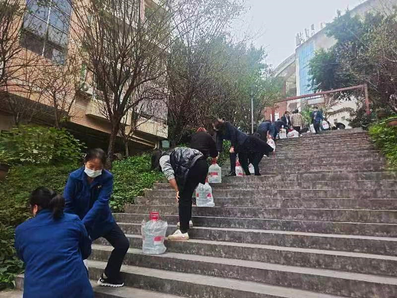 3宿舍服务团队接力运水_副本.jpg