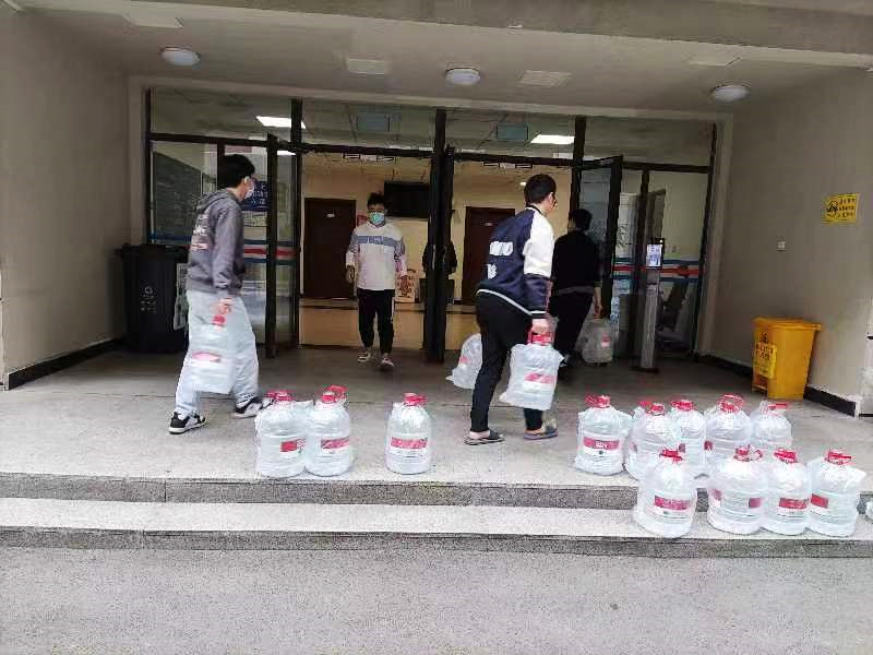 4学生自发帮助宿管运水_副本.jpg