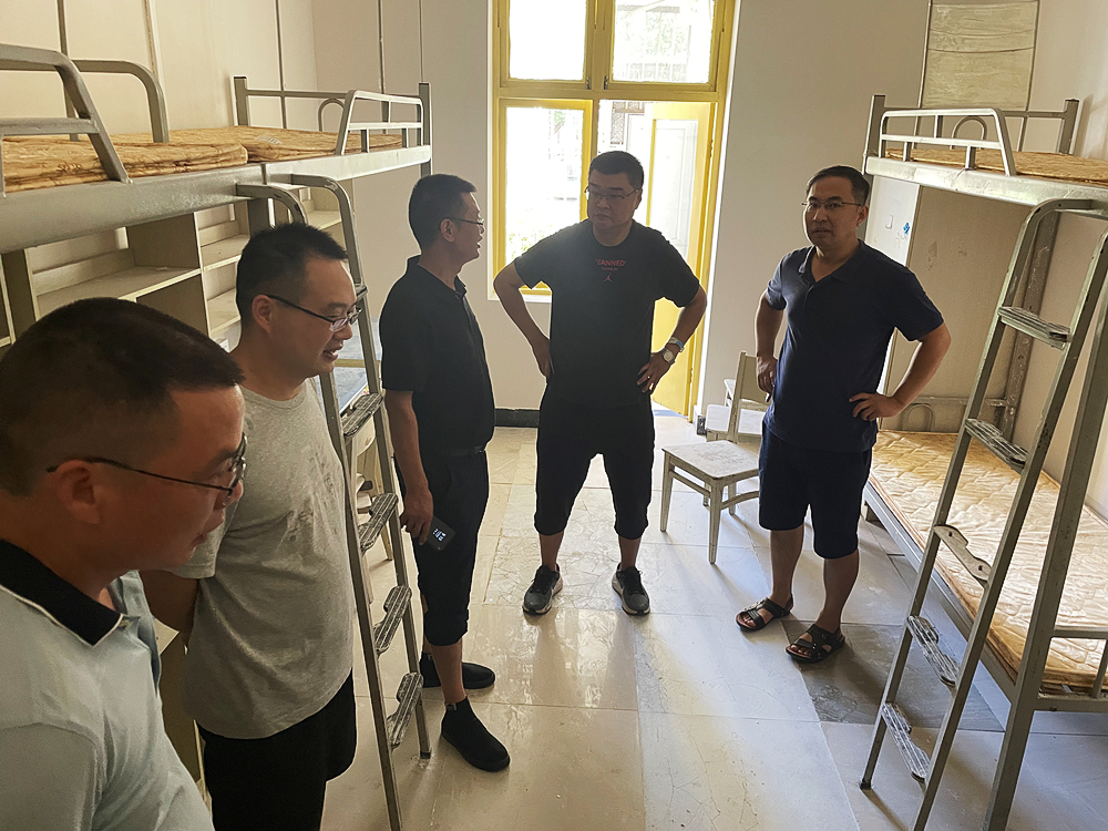集团领导查看维修进度_副本.jpg