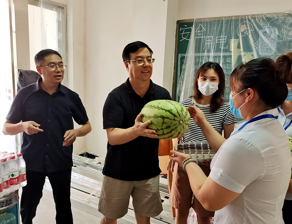 慰问宿舍值班员.jpg