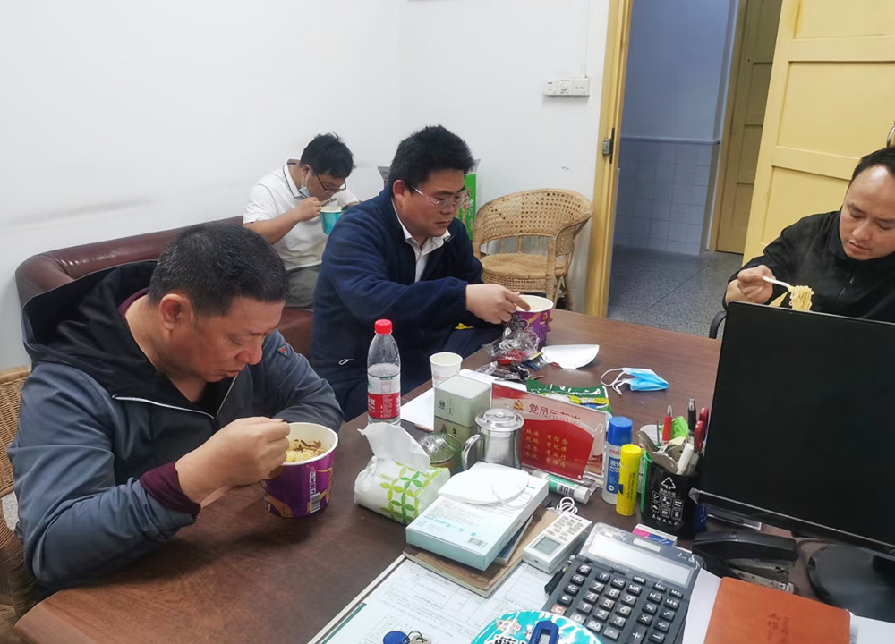 1管理骨干零晨3点的“晚餐”_副本.jpg