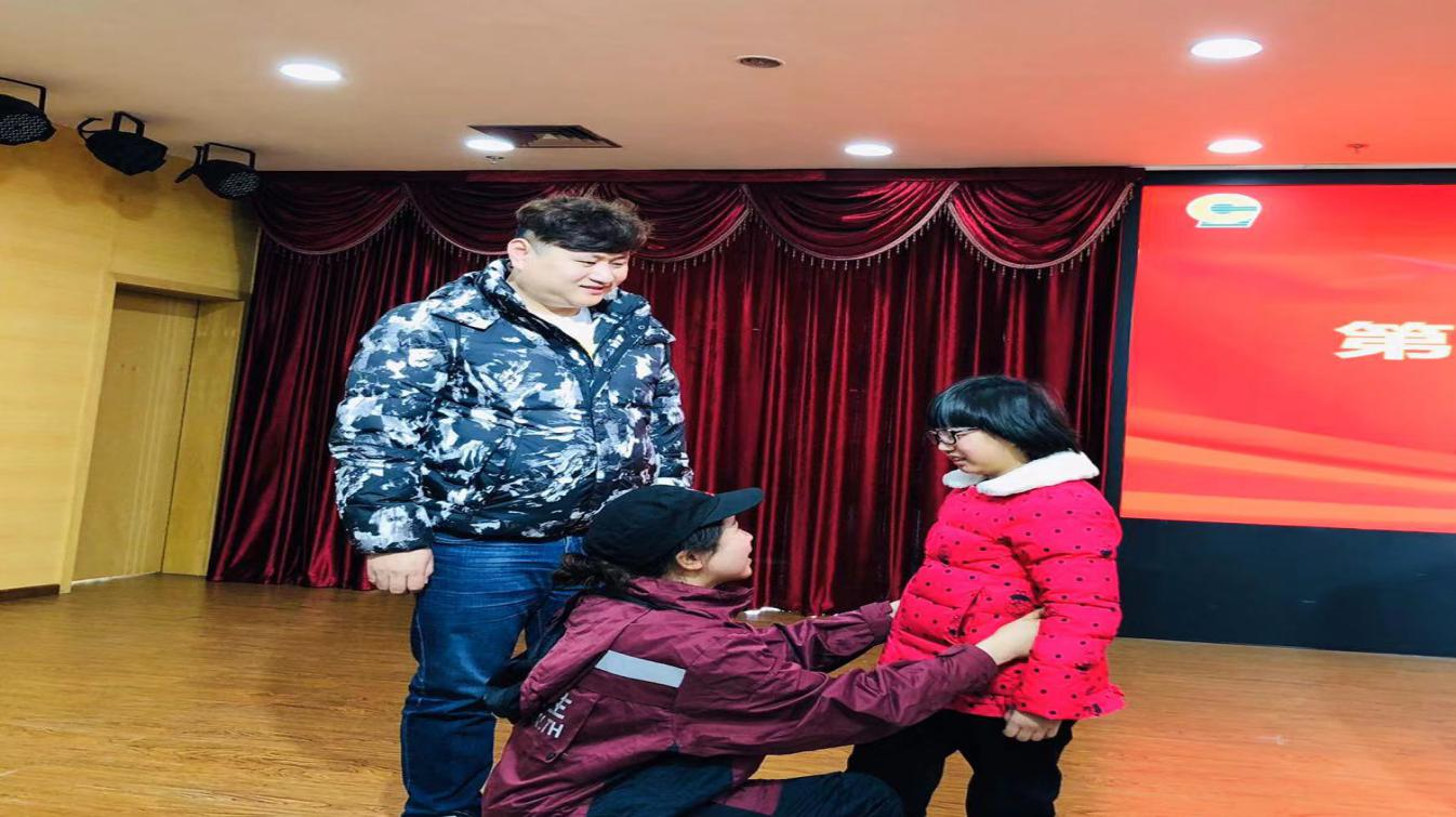周勇带着女儿为妻子送行.png
