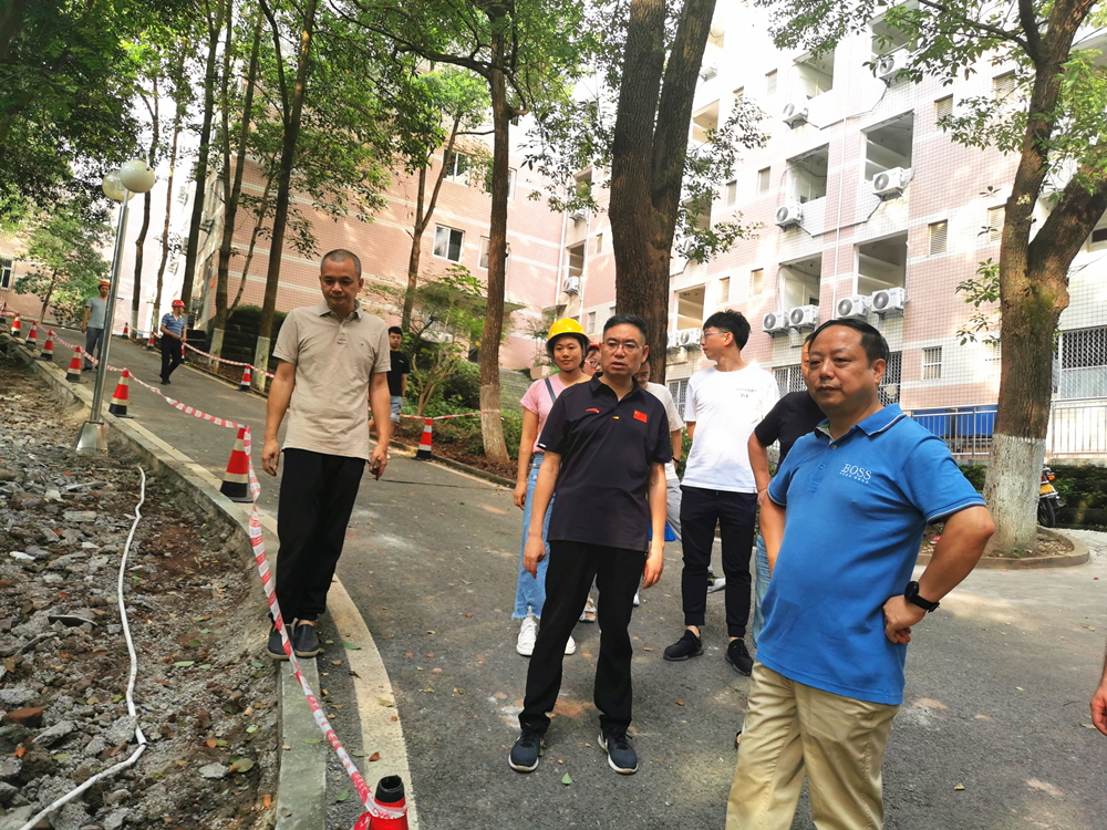 人行道维修改造施工现场.jpg