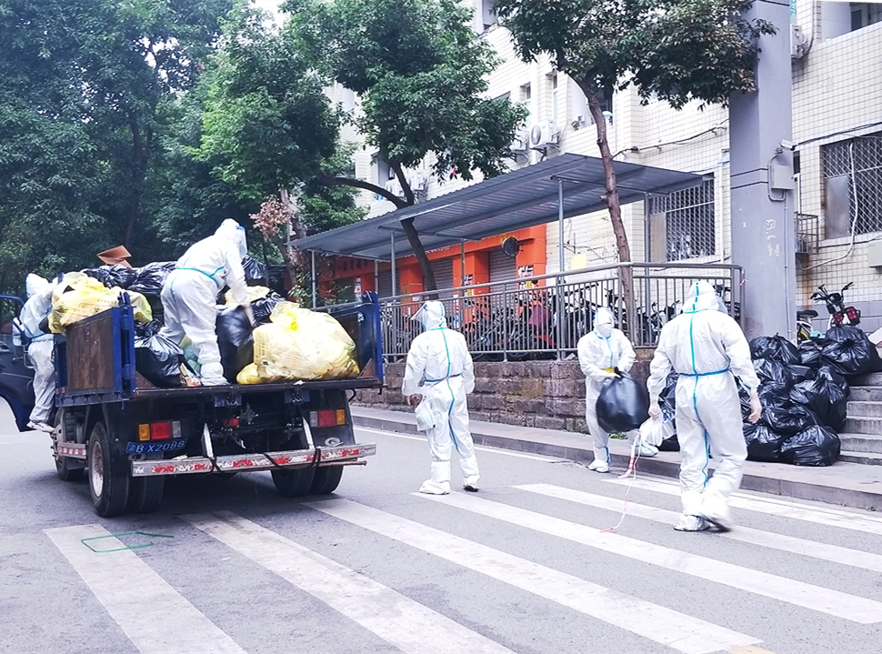 封控园区垃圾清运(摄影:代凤).jpg